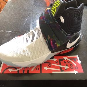 Nike Kryrie 2 Parade